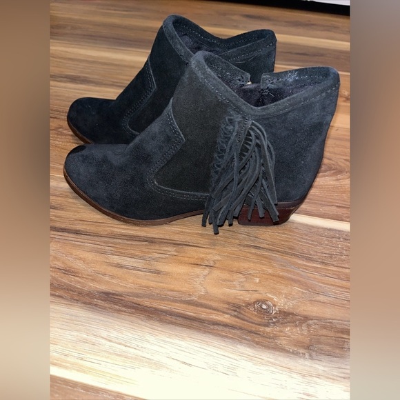 Minnetonka 1529 Black Fringe Suede Ankle Boot Low Heel Side Zip Women's 5.5 - Picture 1 of 6